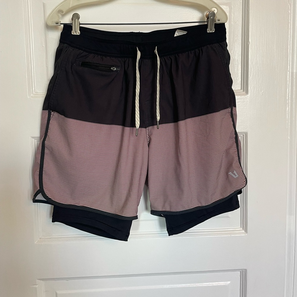 Vuori Stockton Shorts, Large (L), black and striped